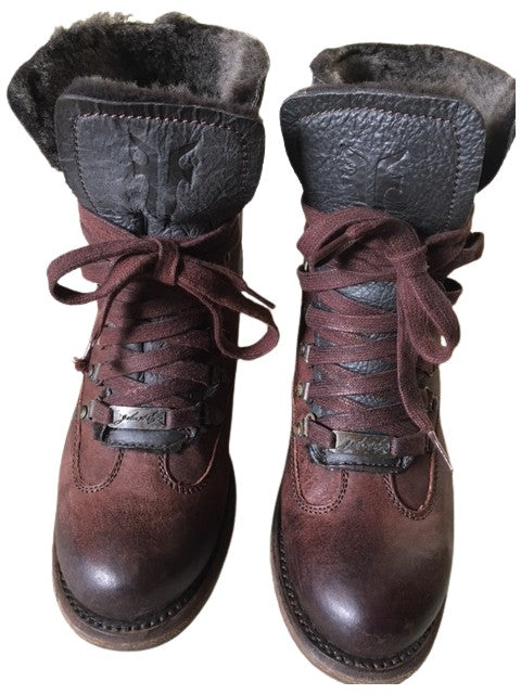 Vera Hiker - Pre-Loved